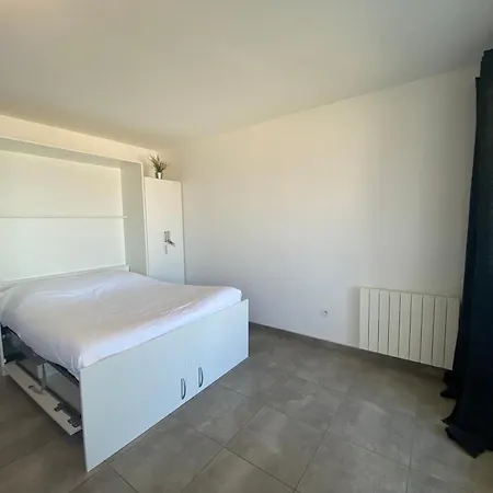 Rénové Front De Avec Terrasse Et Aperçu *